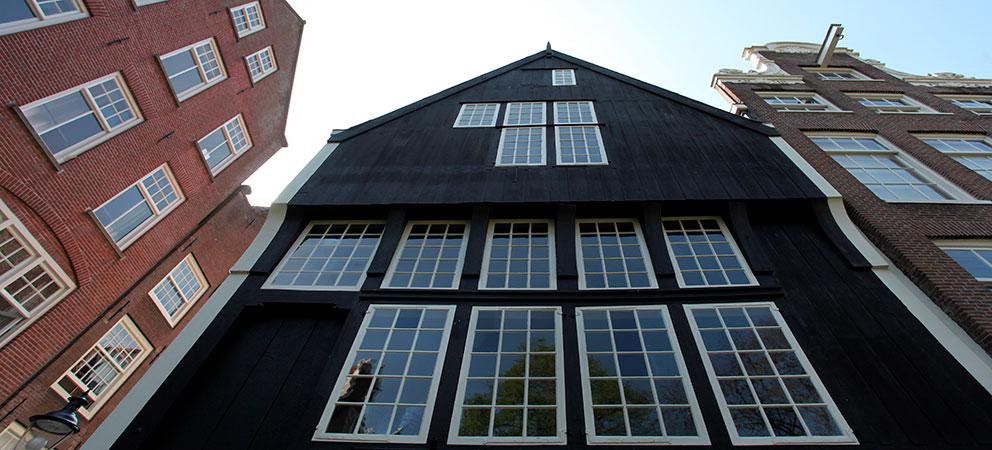 Begijnhof, the oasis of Amsterdam. Visit Houten Huis